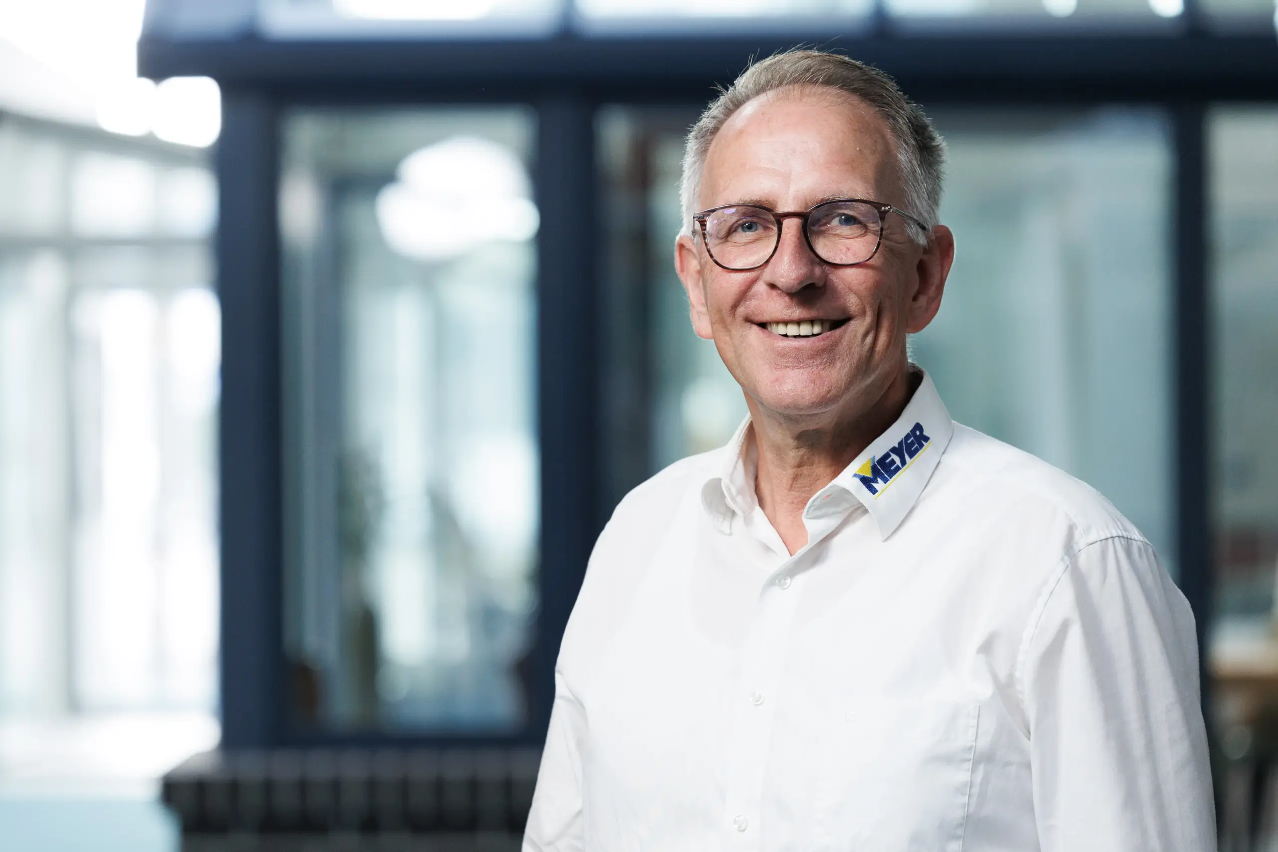 Businessportrait eines Mitarbeiters für Unternehmenskommunikation und Marketing.