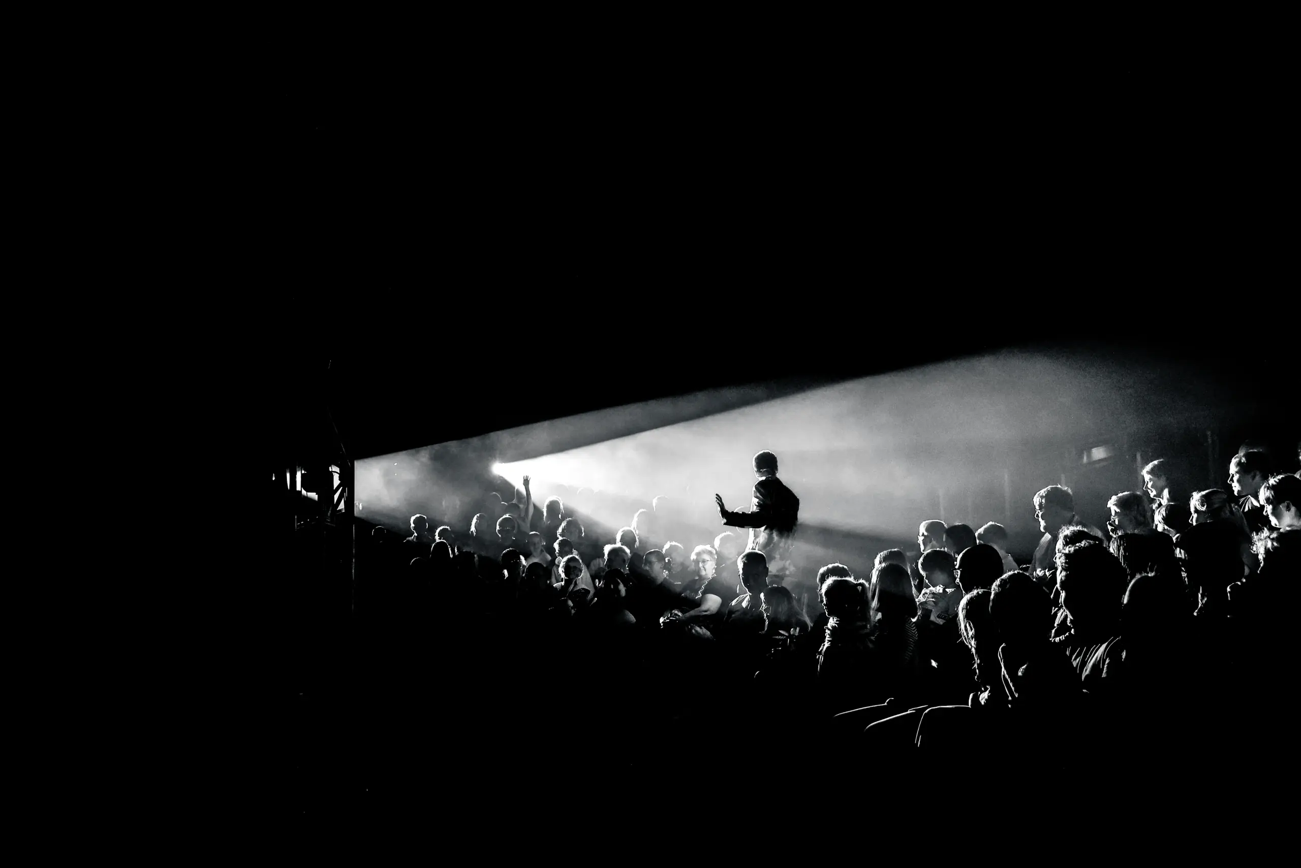 Schwarz-Weiß-Fotografie einer Veranstaltung mit Publikum und Lichtstimmung, aufgenommen von Fotograf Jonas Wendt aus Oldenburg.