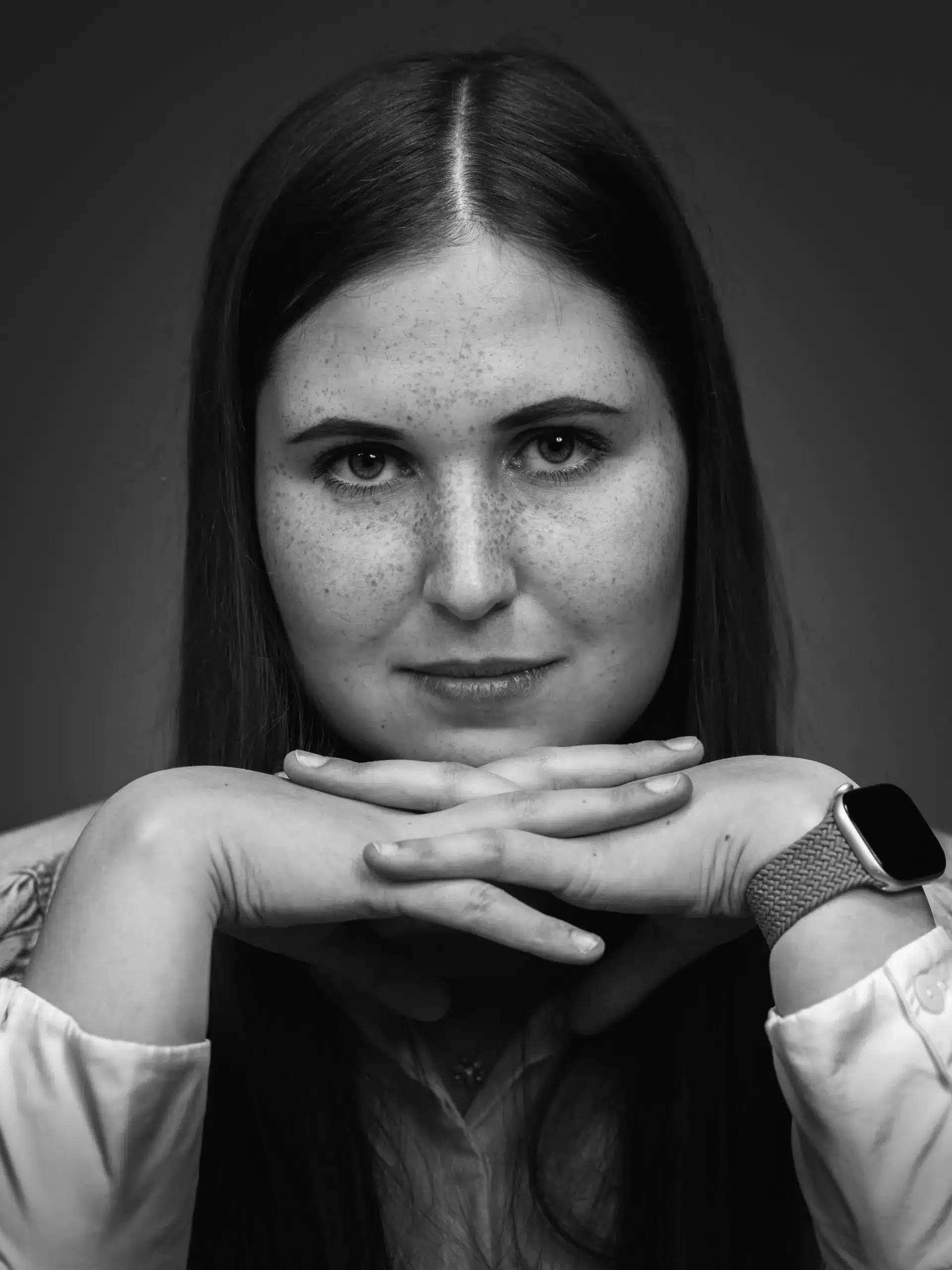 Porträt einer jungen Frau in Schwarz-Weiss.