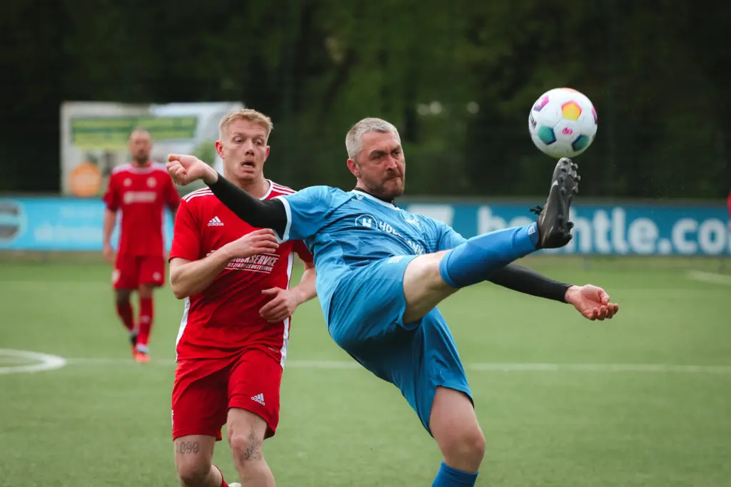 Dynamische Fußball-Action während eines Spiels in der Region Oldenburg.