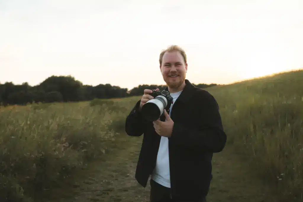 Fotograf Jonas Wendt mit Kamera in der Hand